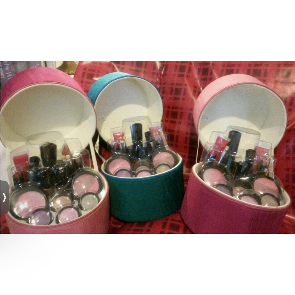 The Color Workshop makeup kit with case new picked out randomly no